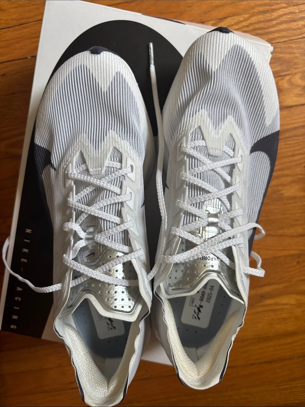 Nike unisex ZoomX Vaporfly Next%4 - white/black womens size 9 men’s size 7.5